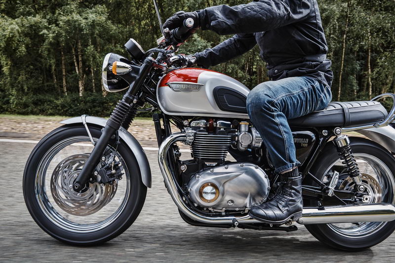 Triumph Bonneville T120 &amp; T120 Black