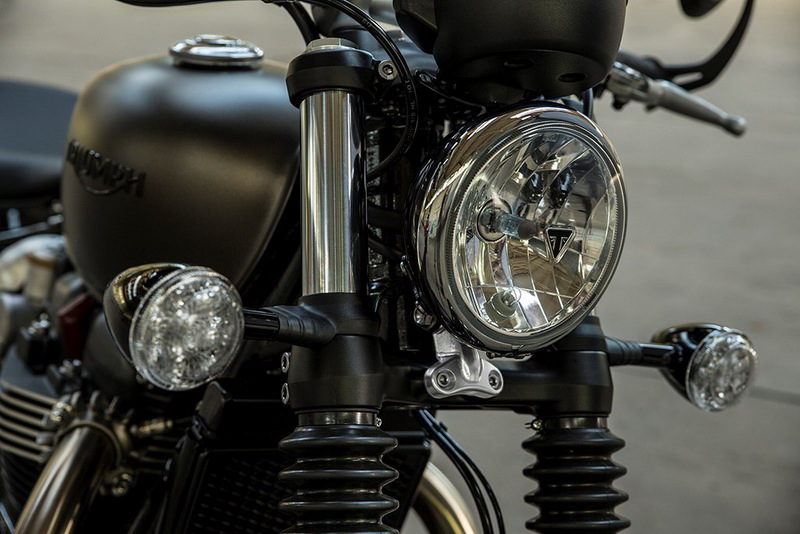 triumph bobber 11