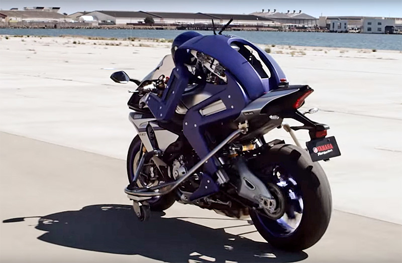 Yamaha Motobot Ver1. Ρομπότ οδηγεί μοτοσυκλέτα - Video