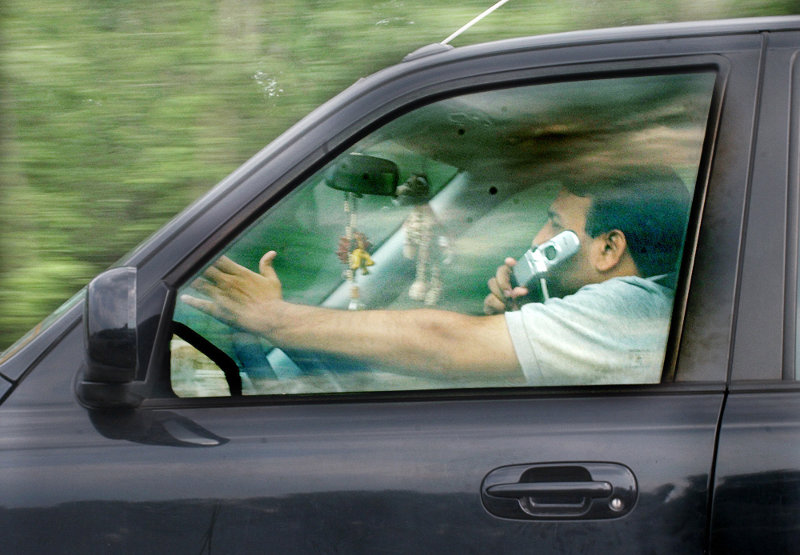 Βρετανία: Πιο αυστηρές ποινές για χρήση κινητού κατά την οδήγηση