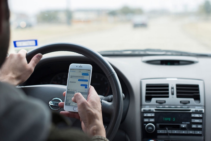 Βρετανία - Ελλιπείς αστυνομικοί έλεγχοι για χρήση κινητού κατά την οδήγηση