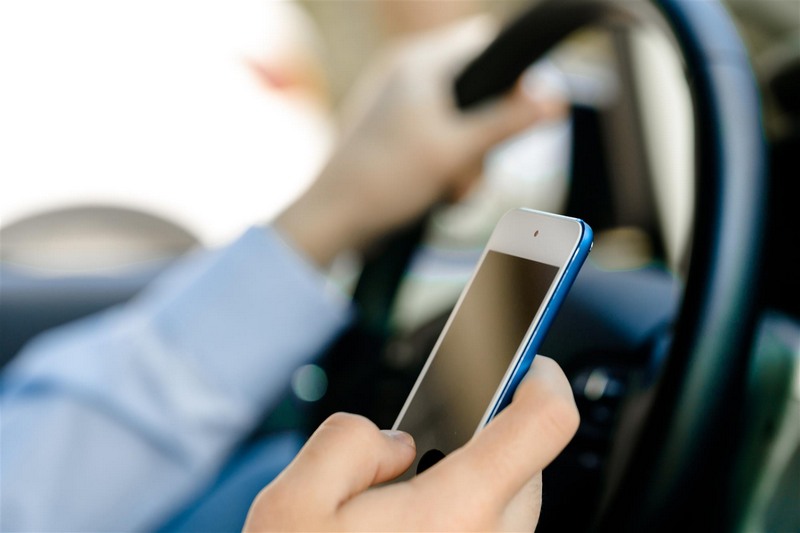 Αφαίρεση 237 αδειών οδήγησης λόγω χρήσης κινητού