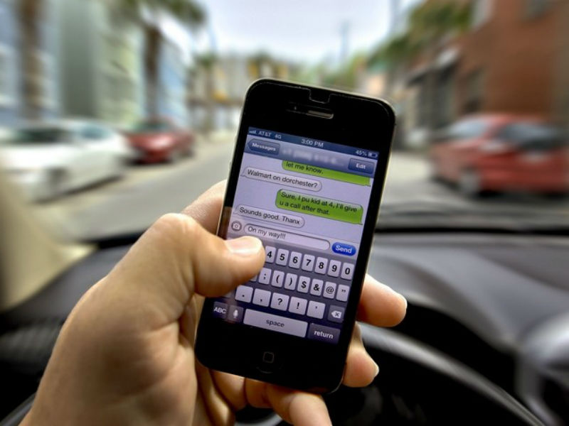 Τα κινητά μεγαλύτερος κίνδυνος από το αλκοόλ, υποστηρίζουν οι οδηγοί