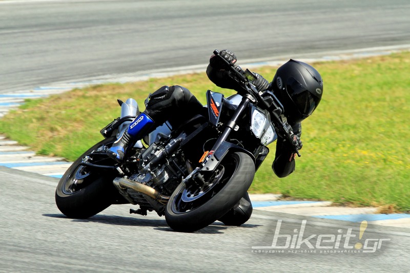 ktm 790 duke action 8a