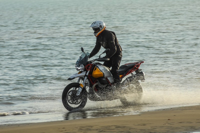 02 moto guzzi v85 tt action