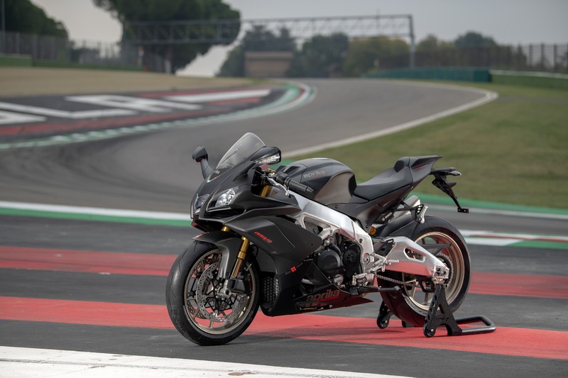aprilia rsv4 1100 factory 3