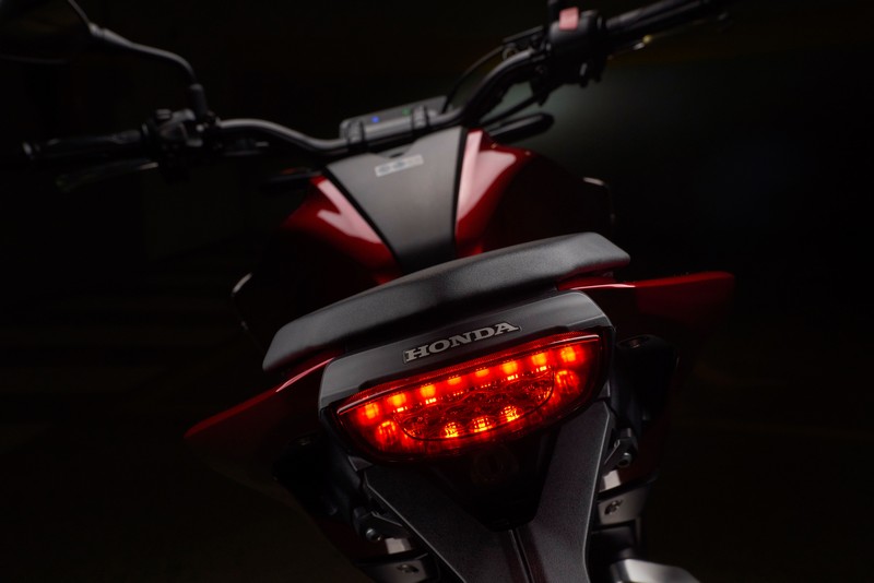 51142 Honda CB125R YM18 352
