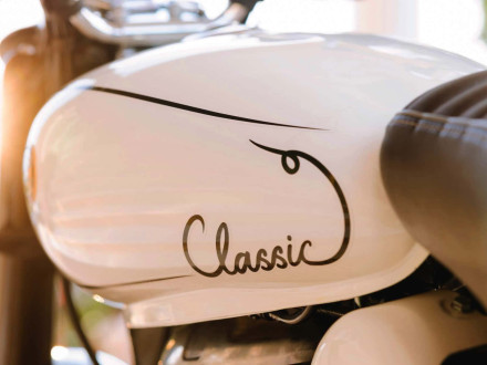 Royal Enfield Classic 350 Signature White - Μια ιδιαίτερα κομψή έκδοση της ρετρό μοτοσυκλέτας