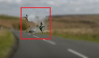 Video – Τρομακτική μετωπική σύγκρουση αυτοκινήτου και μοτοσυκλέτας – “Με έσωσε ο αερόσακος της φόρμας” δηλώνει ο αναβάτης