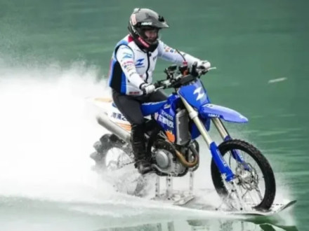 ZXMOTO - Ο ιδρυτής της κατέρριψε ρεκόρ Guinness οδηγώντας μοτοσυκλέτα πάνω στο νερό! (+Βίντεο)