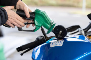 Αγγλία - Τριγμοί στην απαγόρευση οχημάτων βενζίνης, μελετάται αναβολή της