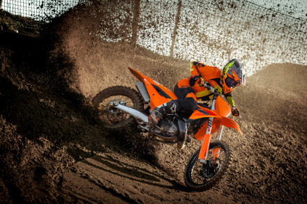 H KTM παρουσιάζει τη γκάμα SX 2025