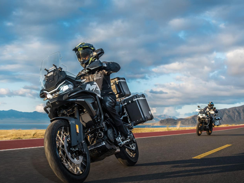 CFMOTO 700MT - Adventure έτοιμο για ταξίδι με δώρο το γνήσιο τριβάλιτσο