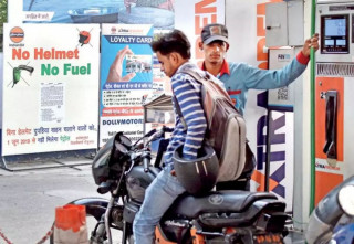Ινδία: Δεν φοράς κράνος, δε βάζεις βενζίνη