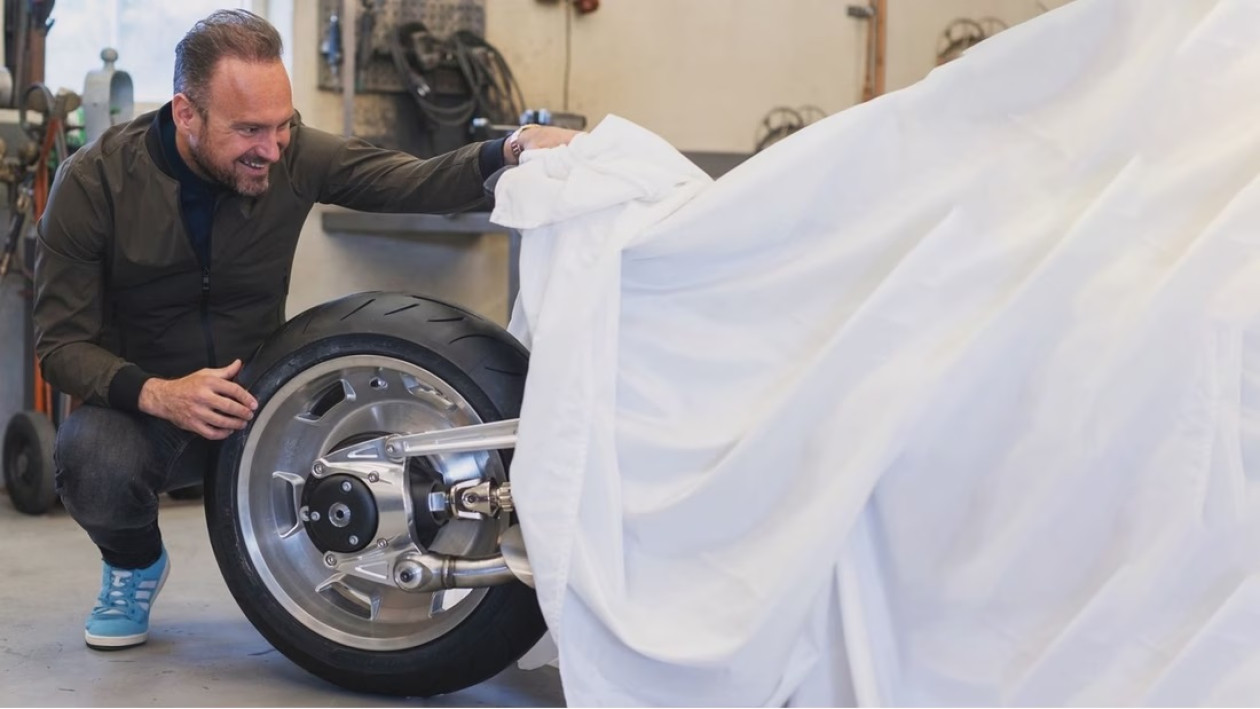 BMW – Teaser για νέο τερατώδες naked με τον Boxer των 1.800 κυβικών