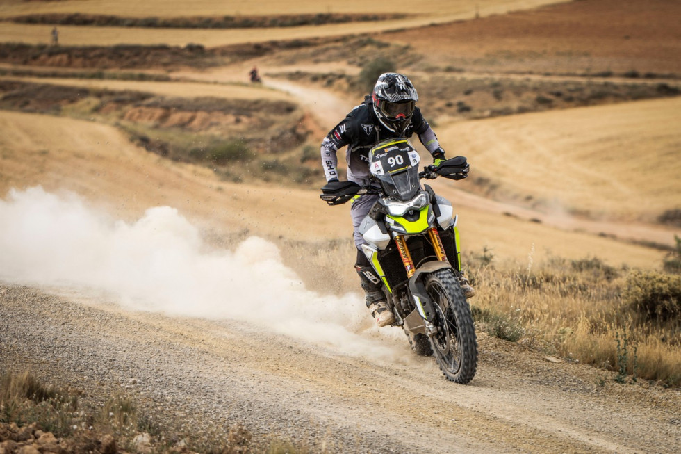 Ο Iván Cervantes και η Triumph Tiger 900 Rally Pro νικούν στον αγώνα Baja Aragón