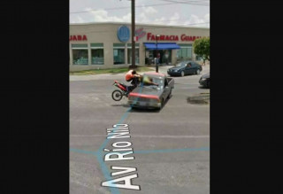 To Google Streetview απαθανάτισε σύγκρουση μοτοσυκλέτας με φορτηγάκι