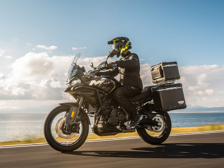 CFMOTO 700 MT - Προσφορά με δώρο το τριβάλιτσο Crafted