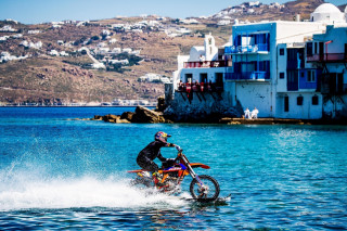 Rippin΄ Mykonos by Red Bull: Surf με... μοτοσυκλέτα στη Μύκονο - Video