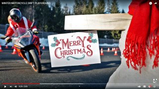 Winter Motorcycle Drift Playground - Χριστουγεννιάτικο stunt video με τον Rok Bagoros Άι-Βασίλη να χαρίζει (στα αλήθεια) δώρα!