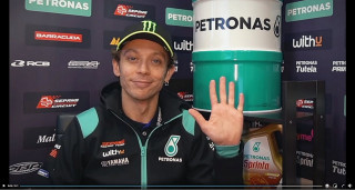 Valentino Rossi - Μας εύχεται καλή χρονιά ντυμένος στα χρώματα της Petronas Yamaha - Video