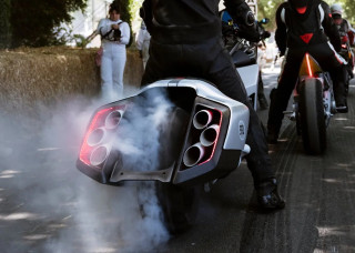 Το BMW K18 Vision ξεσήκωσε το Goodwood Festival of Speed με 130 dB έντασης!