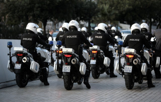 Αστυνομικοί συλλαμβάνουν... μοτοσυκλετιστή της ΔΙΑΣ για πληθώρα παραβάσεων!