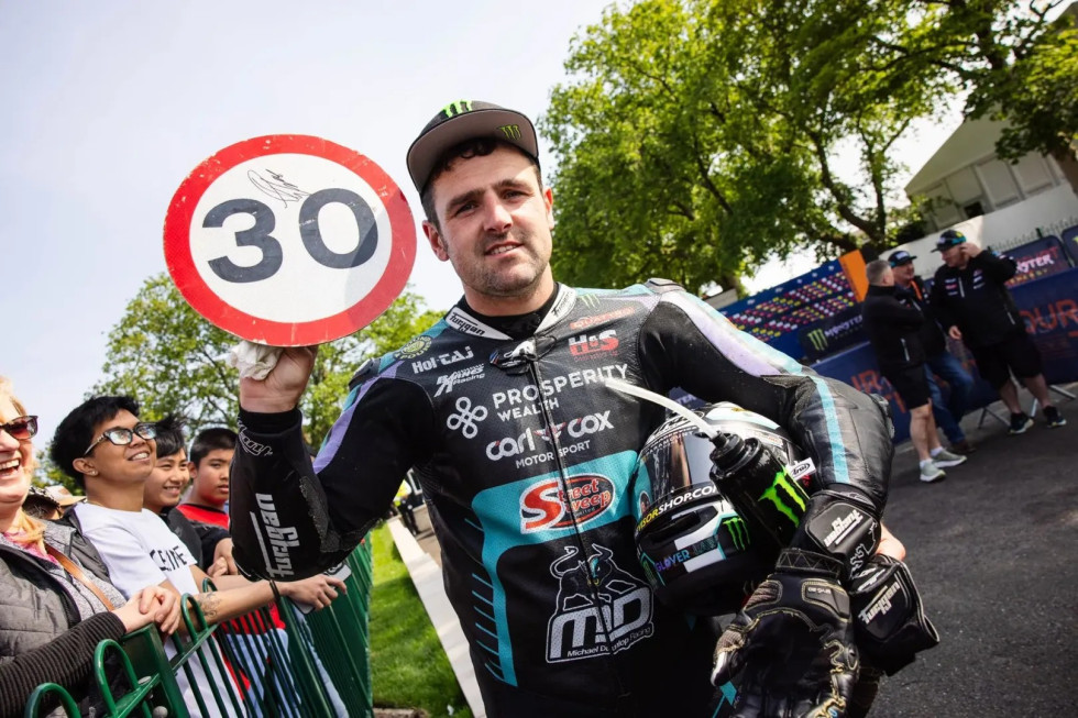 Isle of Man TT 2025 - 1ος αγώνας Supersport: Τριαντάρης Michael Dunlop