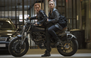 Black Widow - Η Scarlett Johansson καβάλα σε μια CCM