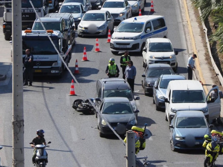 Τραγικό δυστύχημα με μοτοσυκλέτα να συγκρούεται με 7 αυτοκίνητα