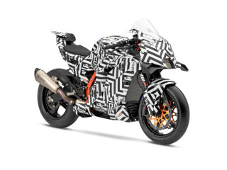 2025 KTM 990 RC R – Το πορτοκαλί «supersport με άδεια δρόμου» επέστρεψε