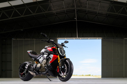 Ducati Diavel V4 RS 2026 - 0-100 km/h σε 2.5 δευτερόλεπτα!