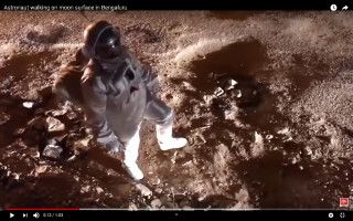 Ξεκαρδιστικό video - Αστροναύτης σε δρόμο με λακκούβες-κρατήρες στην Ινδία