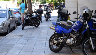 1.187 κλήσεις για παράνομο παρκάρισμα δικύκλων σε 15 μέρες στη Θεσσαλονίκη