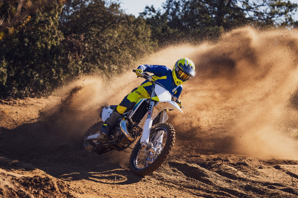 Husqvarna MX 2025 - Διεύρυνση με νέα δίχρονα TC 150 και TC 300