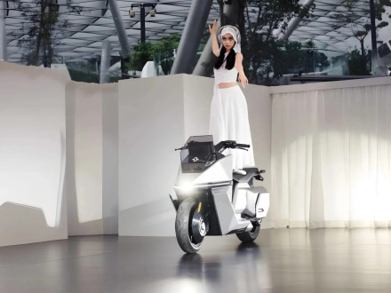 Omo X - Το πρώτο scooter που στέκεται μόνο του μπαίνει στην παραγωγή