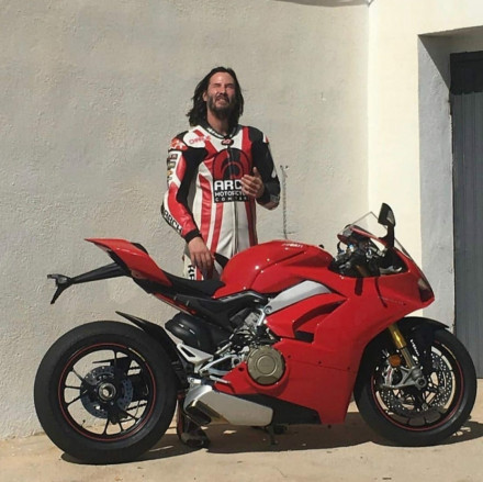 O Keanu Reeves αγάπησε μια Ducati Panigale V4S - Βίντεο