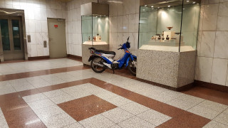 Πρωτοποριακός μοτοσυκλετιστής παρκάρει μέσα στον σταθμό του Μετρό