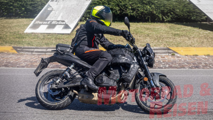 Moto Guzzi – Πλησιάζει η παρουσίαση του δικύλινδρου εν σειρά retro μοντέλου της
