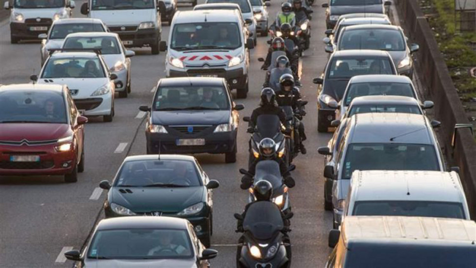 Οι "παγίδες" της διήθησης – Πως διαβάζουμε τους κινδύνους όταν κινούμαστε ανάμεσα στα αυτοκίνητα