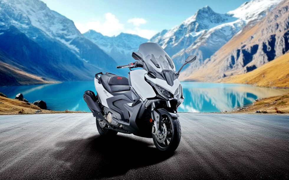 KYMCO AK575 Premium 2025: Περισσότερα κυβικά και hi-tec εφαρμογές