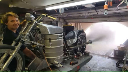 Αεριωθούμενη μοτοσυκλέτα 240 km/h που καίει μπύρα [Βίντεο]