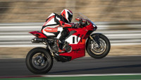 Ducati Panigale V4 R - Σε ποιά αγορά κοστίζει 100 χιλιάρικα;