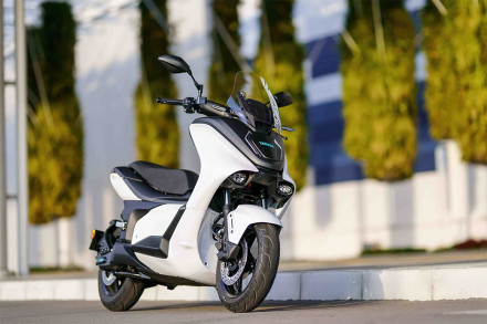 Η Yamaha διαθέτει το ηλεκτρικό scooter E01 για ενοικίαση