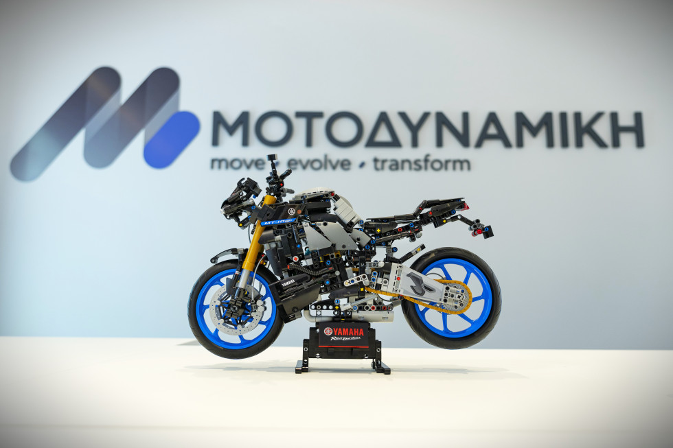 Yamaha Μοτοδυναμική – Οι υπάλληλοι συναρμολογούν την MT-10 SP της LEGO και ξεδίνουν ευχάριστα