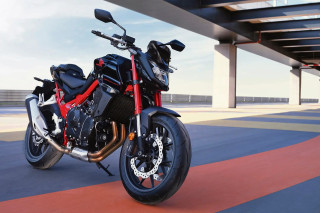 Honda CB750 Hornet – Γνωρίστε και οδηγήστε τη στη Moto Petsas