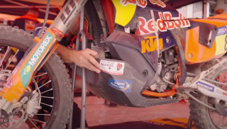 Video – Πως κάνεις service σε μία μοτοσυκλέτα Dakar στη μέση του αγώνα;