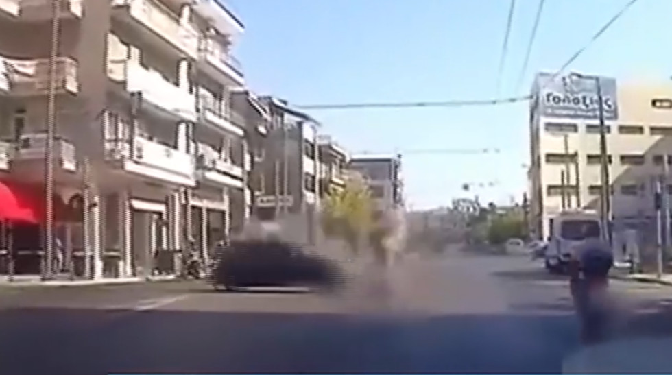 Σοκαριστικό τροχαίο στον Κολωνό – Πέρασε κόκκινο και εμβόλισε δικυκλιστή (video)