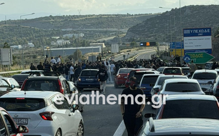 Χαλκίδα - Έκλεισαν την Εθνική Οδό για κόντρες με παπιά [Βίντεο]