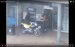 Θεαματική αστυνομική επέμβαση εναντίον ληστών τράπεζας με κλεμμένες μοτοσυκλέτες - Video